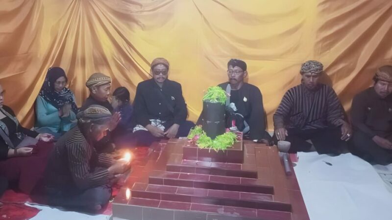 Warga masyarakat budaya lakukan doa dan bersih desa