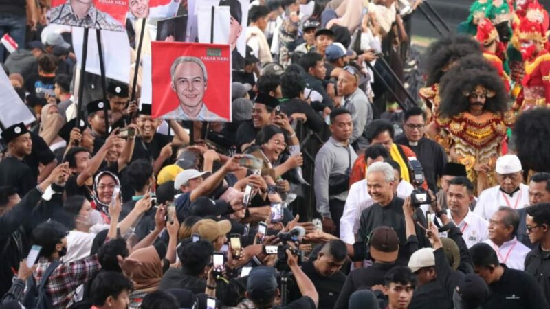 ganjar di tegah ribuah mas pendukung