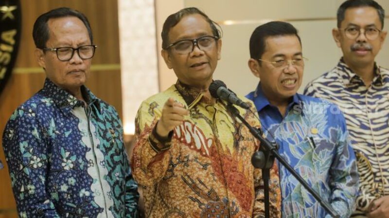 Menteri Koordinator Bidang Politik, Hukum, dan Keamanan (Menkopolhukam) Mahfud MD memberi keterangan soal rancangan Undang-undang (RUU) Perampasan aset di Kantor Menkopolhukam, Jakarta, Jumat, 14 April 2023