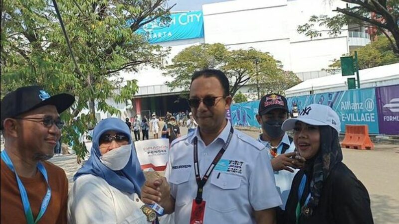 anies-jadi-rebutan-selfie-di-area-formula-e