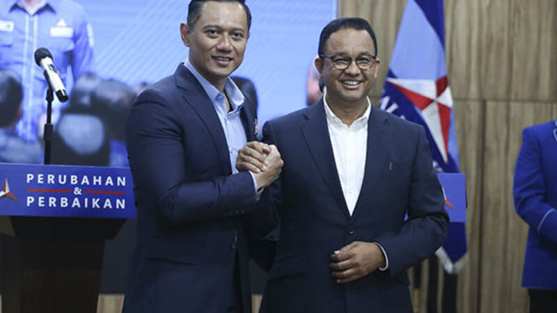 Bakal Calon Presiden yang diusung Partai Demokrat Anies Baswedan (kanan) bersama Ketua Umum Partai Demokrat Agus Harimurti Yudhoyono (kiri) berjabat tangan saat akan menghadiri dialog gagasan Partai Demokrat di Jakarta, Kamis (2/3/2023).