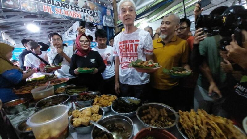 ganjar saat kunjungi cirebon dan makan nasi jamblang