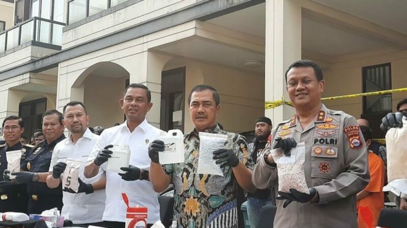 kabareskrim-polri-komjen-polisi-agus-andrianto-dua-kanan