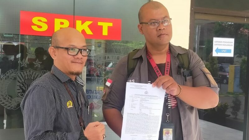 Kabiro SMNNews, Y Lukman Adiwinoto (kanan) saat melakukan pelaporan di SPKT Polres Malang