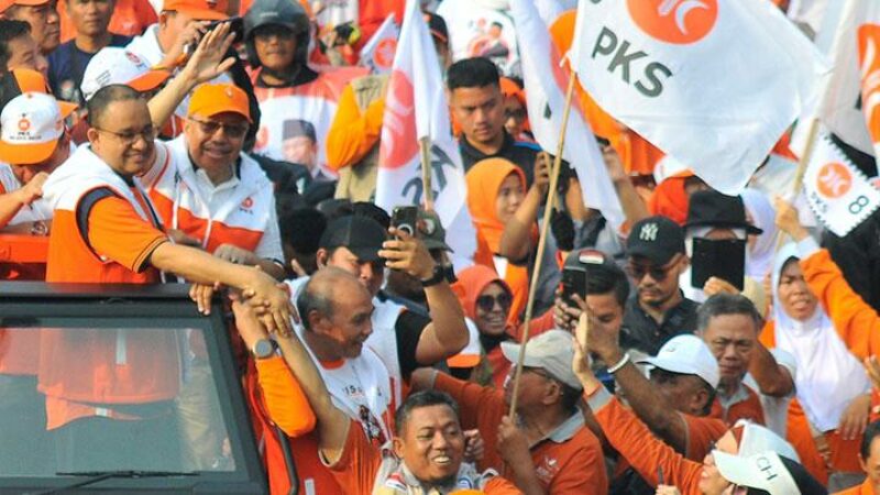 Bakal Calon Presiden Anies Baswedan (tengah) menyapa sejumlah relawan saat kunjungan di Jalan Ahmad Yani Bekasi, Jawa Barat, Sabtu 29 Juli 2023