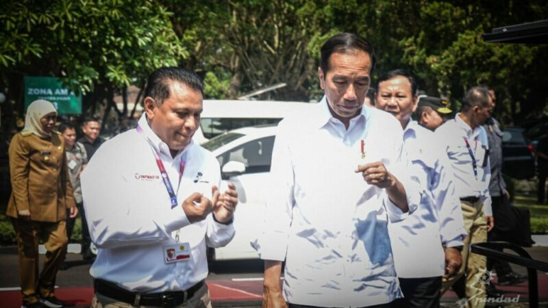 Direktur Utama (Dirut) PT Pindad Abraham Mose , saat dampingi presiden (dok pindat)