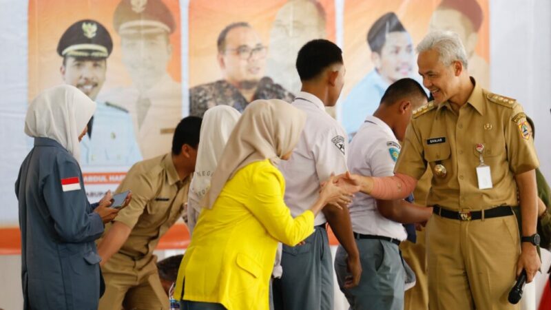 ganjar saat mengunjungi SMA N 1 Sale