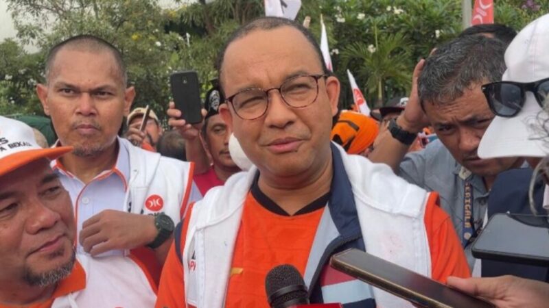 Anies Baswedan, saat bersama media