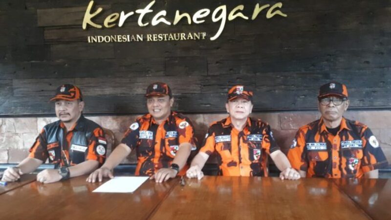 Pengurus MPW Pemuda Pancasila Jawa Timur,  saat menggelar konferensi pers