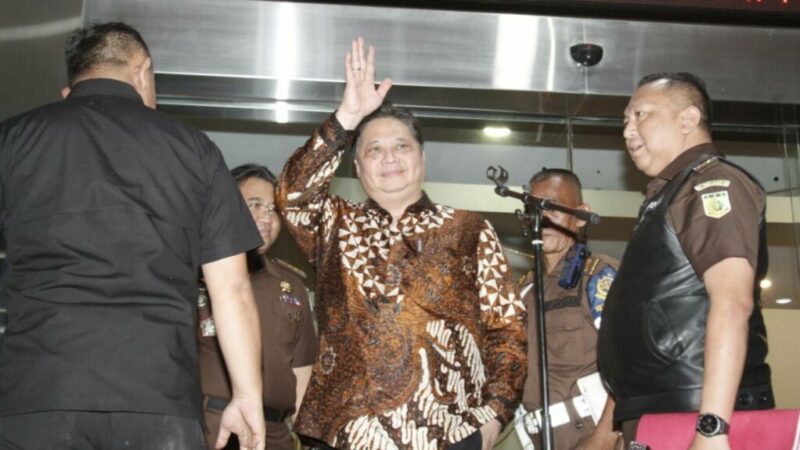 diperiksa-12-jam-oleh-kjagung-airlangga-jawab-46-pertanyaan