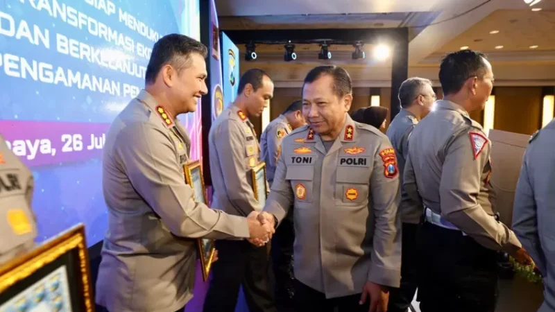 kapolresta malang saat menerima penghargaan (istimewa)