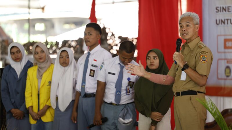 ganjar, saat bersama siswa -siswi di SMK 1  Sale rembang