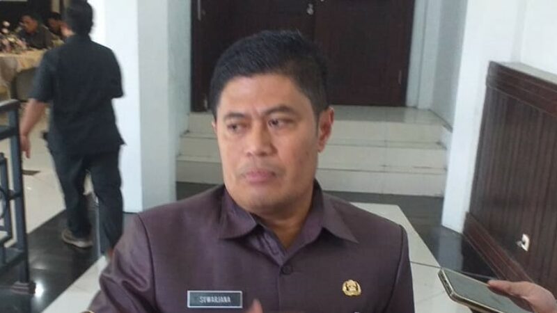 Kepala dina pendidikan kota malang saat bersama media