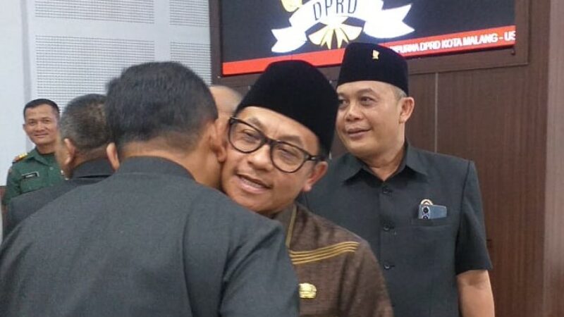sutiaji usai mengikuti sidang paripurna usulan pemberhentian dirinya sebagai wali kota malang 9adi)