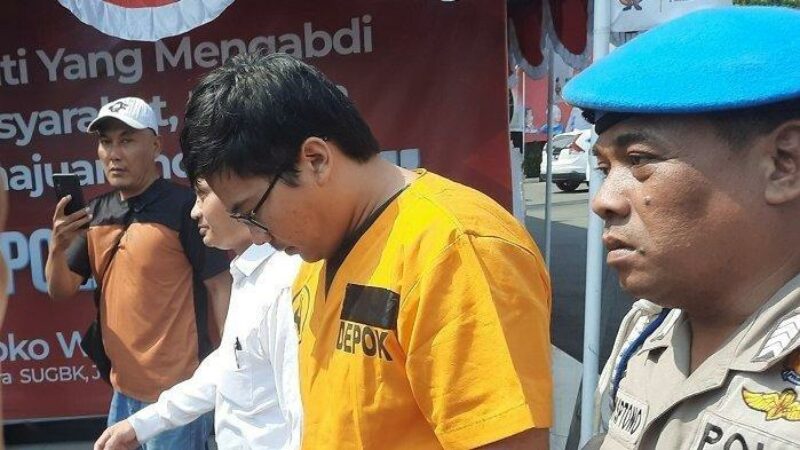 Altafasalya Ardnika Basya (23 tahun), mahasiswa UI yang membunuh adik kelasnya, saat digelandang ke Mapolres Metro Depok