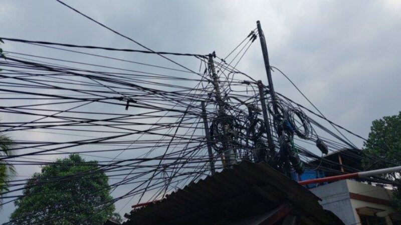 Kondisi-kabel-yang-semrawut-di-Jalan-Kapten-Tendean-hingga-Jalan-Bangka-Raya