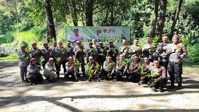 Personel-Polres-Batu-melaksanakan-penanaman-pohon-di-sekitar-wana-wisata-Coban-Putri-Polres-Batu-Dukung-Penanaman-Sejuta-Pohon-untuk-Cegah-Perubahan-Iklim