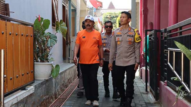 Usai-Apel-Kapolres-Batu-melakukan-kunjungan-untuk-bersilaturahmi-dengan-warga-secara-door-to-door-Apel-Jumat-Curhat-di-Desa-Punten-Kapolres-Batu-Interaksi-Langsung-dengan-Warga