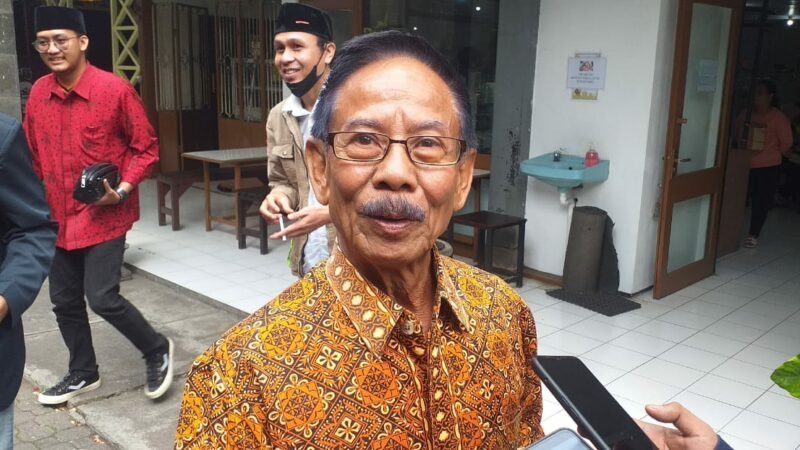 ebes peni, mantan walikota mlang periode 20023-2013, saat diwawancarai wartawan