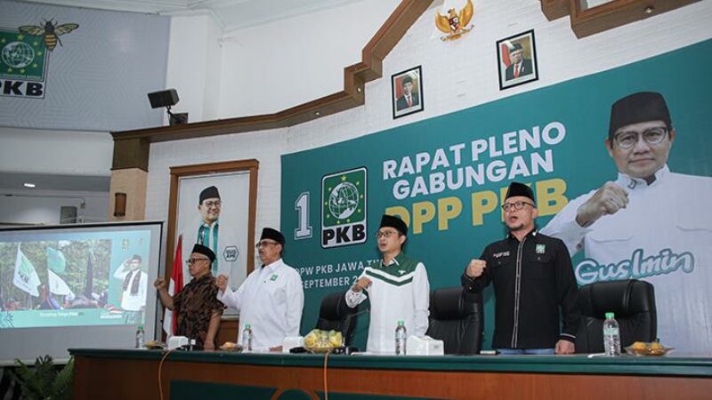 Sekjen Partai Kebangkitan Bangsa (PKB) Hasanuddin Wahid (kedua kanan) bersama Wakil Ketua Umum PKB Hanif Dhakiri (kanan)  saat Rapat Pleno Gabungan DPP PKB di DPW PKB Jawa Timur, Surabaya, Jawa Timur, Jumat 1 September 2023