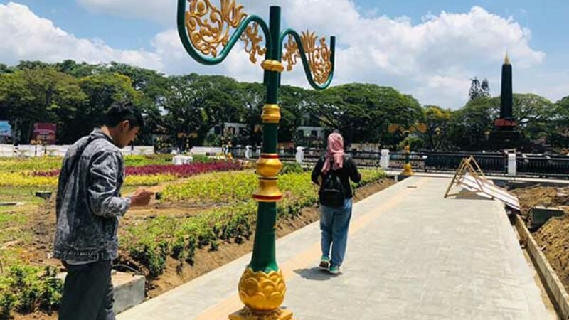Alun-alun-Tugu-Kota-Malang-dalam-masa-pembangunan-Pembangunan-Alun-alun-Tugu-Masih-80-Persen