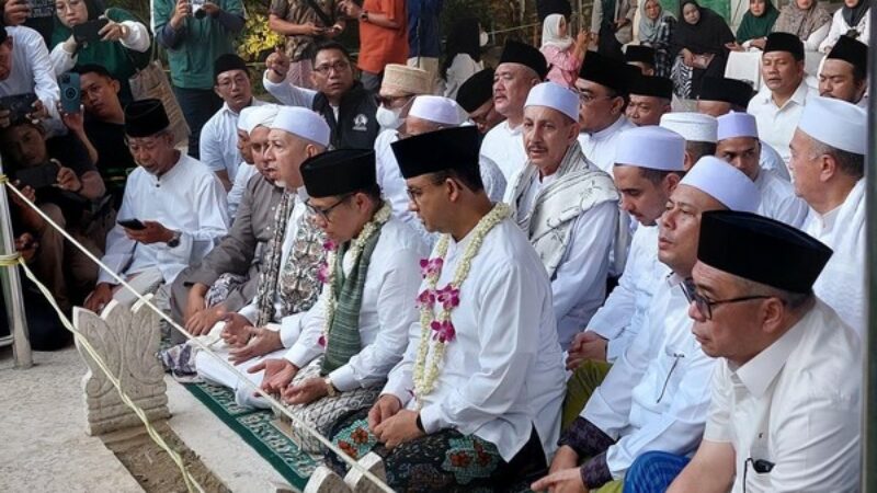 anies-dan-cak-imin-di-makam-sunan-ampel