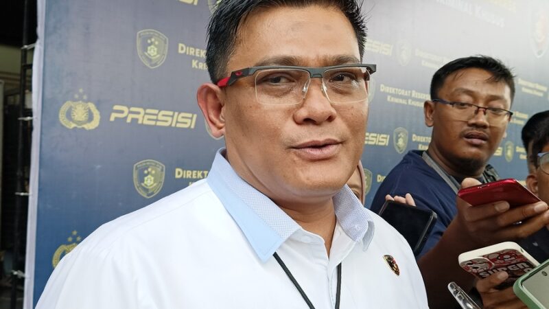 Dirreskrimsus Kombes Pol Ade Safri Simanjuntak memberikan keterangan saat rilis kasus penyebaran konten video asusila di Polda Metro Jaya
