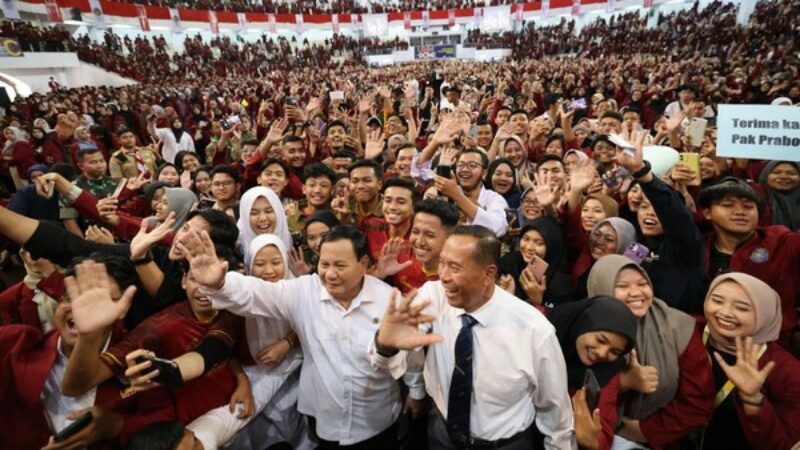 prabowo saat foto bersama mahasiswa
