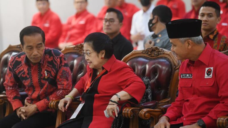 jokowi, mega dan ganjar dlaam acara di dpp pdip