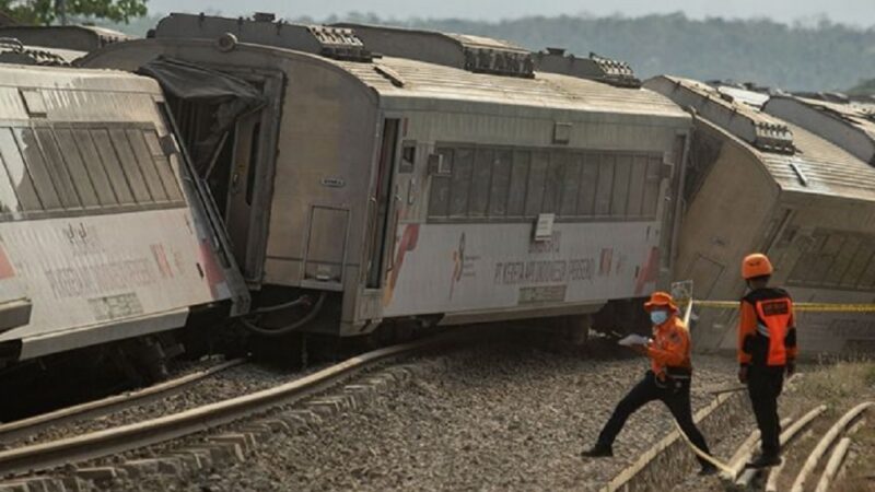 kereta-anjlok-kai