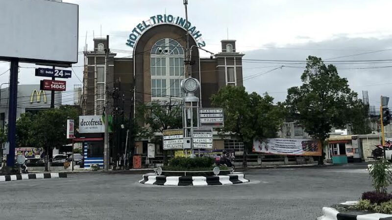 jam kota di kawasan kayutangan heritage sebelum di bongkar