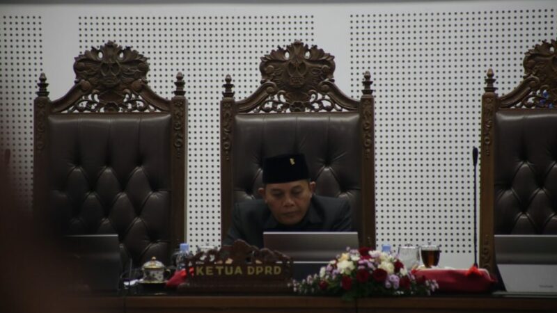 ketua dprd kota malang saat memimpin sidang paripura