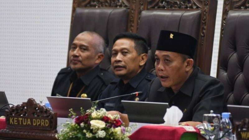Ketua-DPRD-Kota-Malang-I-Made-Riandiana-Kartika-saat-memimpin-rapat