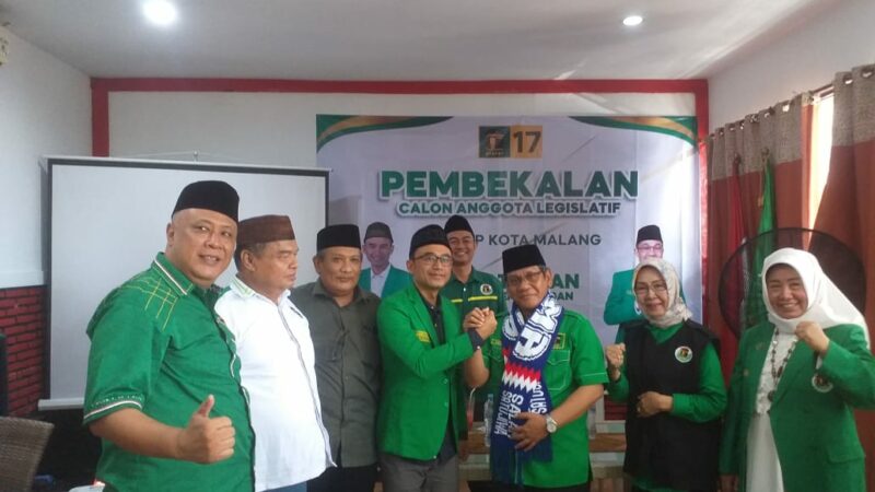 Ketua PPP Kota Malang (kiri) saat membuka acara secara simbolis pembekalan caleg