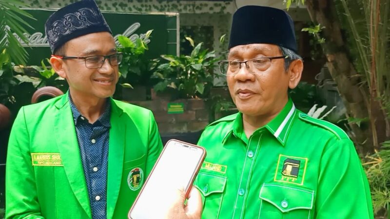 Ketua DPC PPP Kota Malang ( Kiri) dan Mujahid  Ketua LP2 PPP Jatim (kanan) saat wawancara bersama wartawan