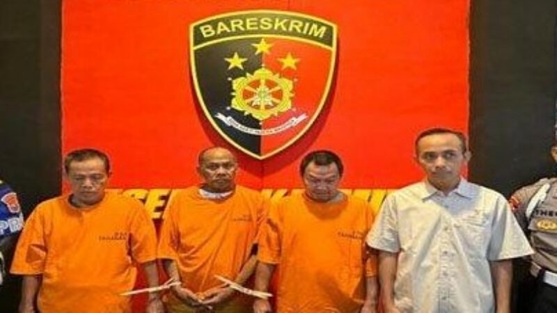 Satreskrim-Polresta-Malang-Kota-saat-menunjukkan-ketiga-tersangka-berikut-barang-bukti Satreskrim-Polresta-Malang-Kota-saat-menunjukkan-ketiga-tersangka-berikut-barang-bukti