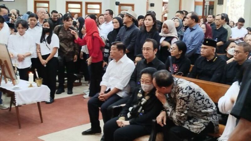 megawati dan sam HC di misa pelepadan jenazah romo benny